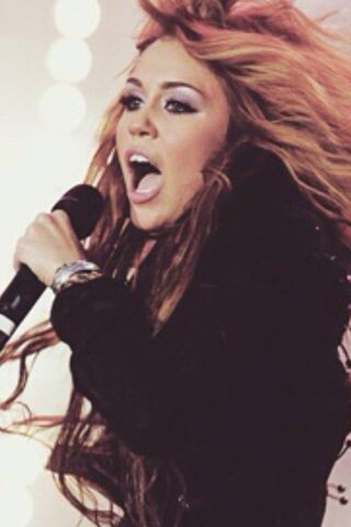 Miley Cyrus: The Energy of a Superstar! 🎤✨