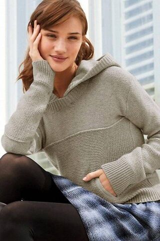 Cozy Chic: Rosie Huntington's Effortless Style 🌟