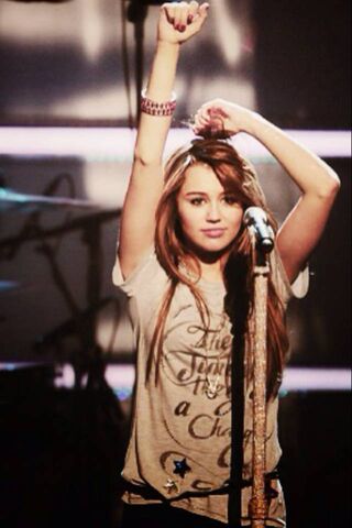 Miley Cyrus: The Pop Icon in Action 🎤✨