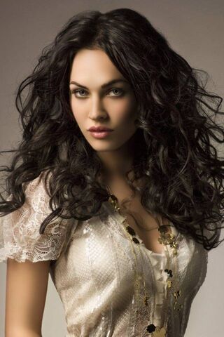 Captivating Elegance: A Glimpse of Glamour