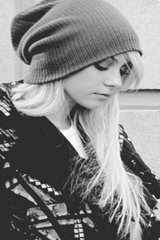 Chic and Mysterious: The Enigmatic Taylor Momsen 🌟🖤