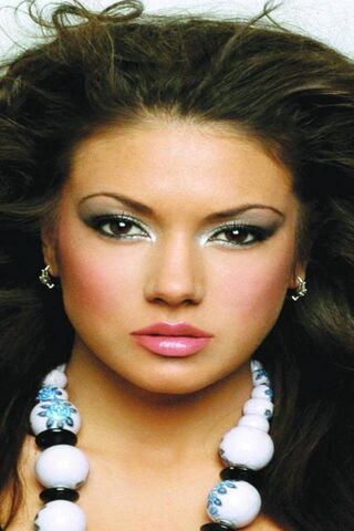 Radiant Beauty: The Allure of Elvana Gjata ✨