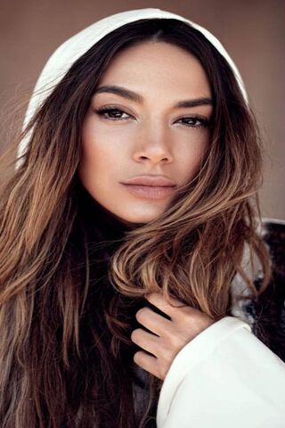 Radiant Elegance: The Allure of Elvana Gjata ✨