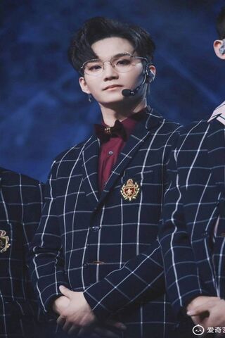 PPAP Zhou Yanchen: The Stylish Performer 🎤✨