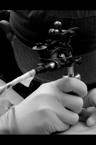 Ink in Action: The Art of Tattooing 🎨🖊️