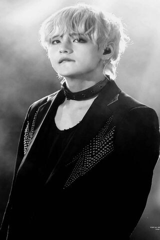 V: The Charismatic Star of K-Pop 🌟