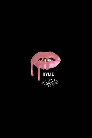 Kylie’s Glamorous Kiss 💋✨