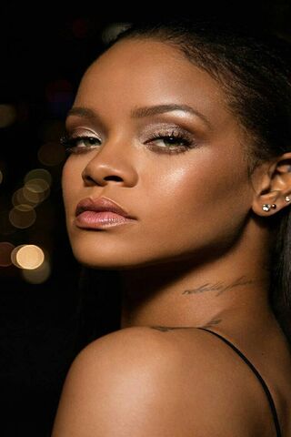 Rihanna: A Glimpse of Glamour ✨