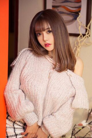 Charming Elegance: Zhou Xin Qing's Style