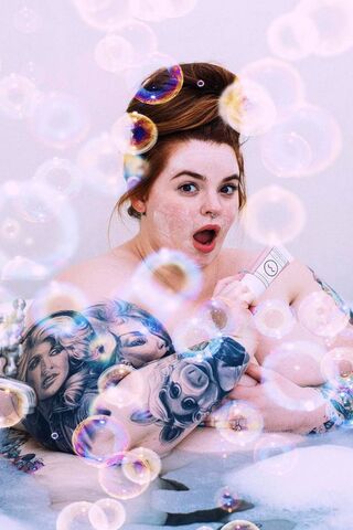 Bubbles of Confidence: Tess Holliday's Self-Love Moment ✨🛁