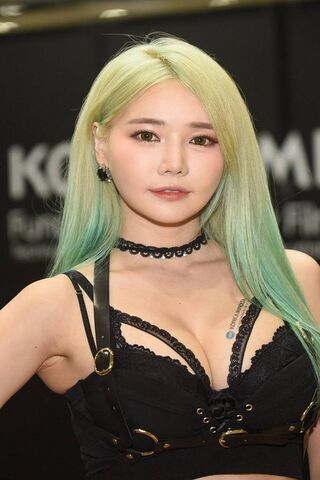 Chic Elegance: A Modern Asian Muse 🌟