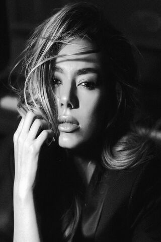 Elegance in Monochrome: The Allure of Elvana Gjata