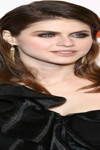 Captivating Elegance: A Glimpse of Alexandra Daddario