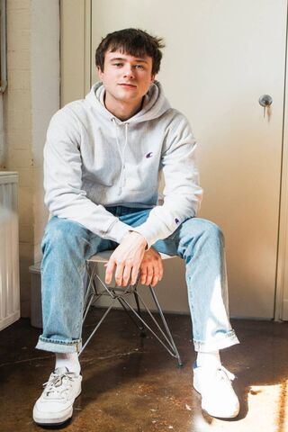 Chillin' with Alec Benjamin: A Moment of Relaxation 🎤✨