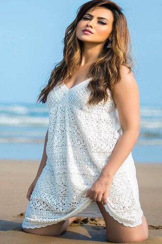 Sana Khan: Embracing Beach Vibes 🌊✨