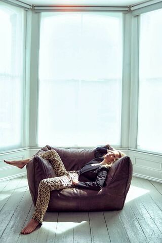 Chic Relaxation: Kate Moss in Style 🌟
