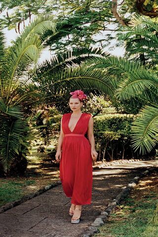 Tropical Elegance: Kate Moss in Red 🌺🌴