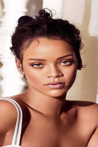 Radiant Beauty: The Essence of Rihanna 🌟
