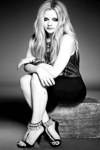 Avril Lavigne: The Punk Princess in Monochrome 🎤✨