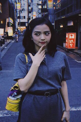 Jisoo's Urban Charm 🌆✨