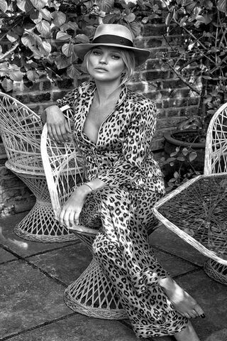 Timeless Elegance: Kate Moss in Monochrome 🖤✨