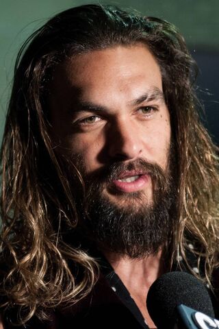 The Charismatic Aquaman: A Glimpse into Jason Momoa's World 🌊✨