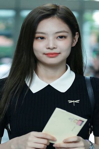 Chic Elegance: Jennie i..