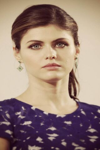 Captivating Elegance: A Glimpse of Alexandra Daddario