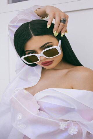 Chic Elegance: A Modern Fashion Icon