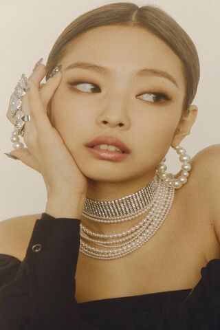 Glamorous Elegance: Jennie's Stunning Style ✨