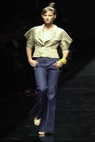 Gisele Bundchen: The Runway Icon 🌟