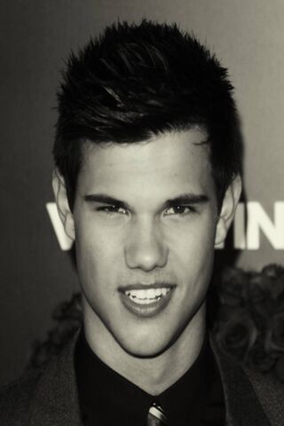 Taylor Lautner: The Twilight Heartthrob 🌟