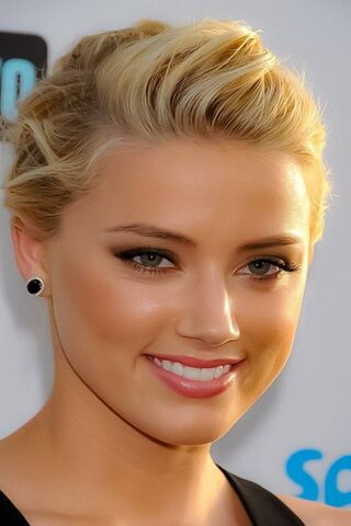 Radiant Elegance: Amber Heard's Glamorous Look