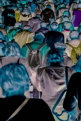 The Pulse of the Crowd: A Sea of Movement 🌊