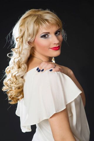 Golden Glamour: A Portrait of Elegance ✨