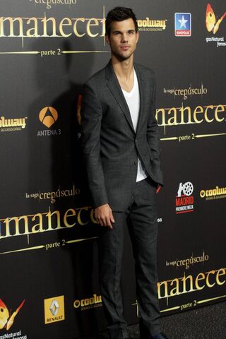 Taylor Lautner: A Star on the Red Carpet 🌟
