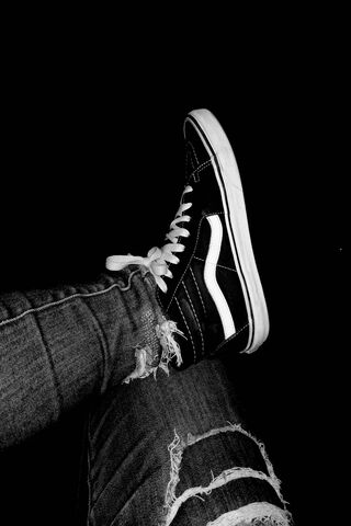 Chill Vibes in Style 🖤👟