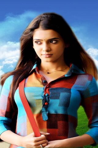 Radiant Charm in Nature's Embrace 🌼