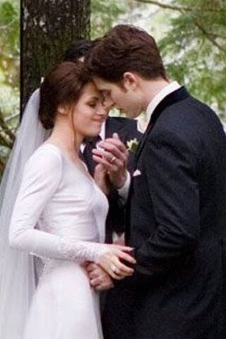 A Timeless Love: Ed and Bella's Enchanted Moment 💖✨