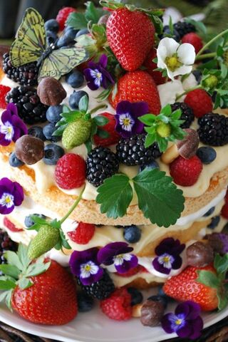 A Delightful Spring Harvest: Berry Bliss Cake 🍓🍰