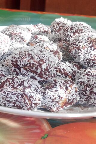 Coconut Bliss Bites: A Sweet Treat!