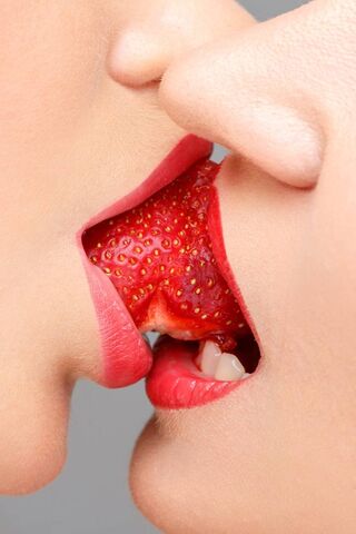 Berry Sweet Embrace 🍓💋
