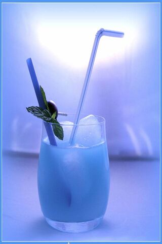 Blue Bliss: A Refreshing Cocktail Delight 🍹✨