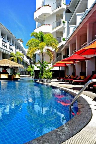 Tropical Oasis: Dive into Luxury! 🌴🏊