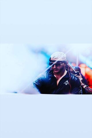 Rhythms of the Serpent: The Snake DJ Experience 🎶🐍