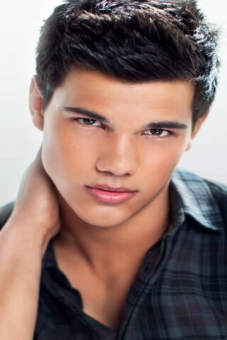 Charming Star: The Rise of Taylor Lautner 🌟