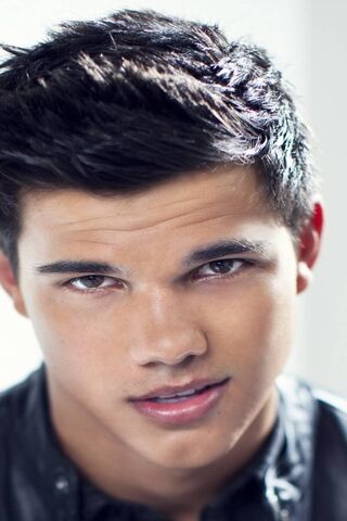 Spotlight on Taylor Lautner: A Rising Star 🌟
