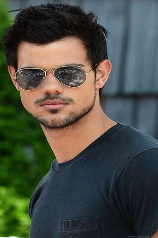 Charming Star: Taylor Lautner in the Spotlight 🌟