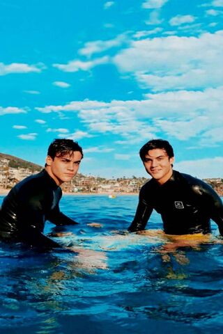 Surfing Adventures with the Dolan Twins 🌊🏄
