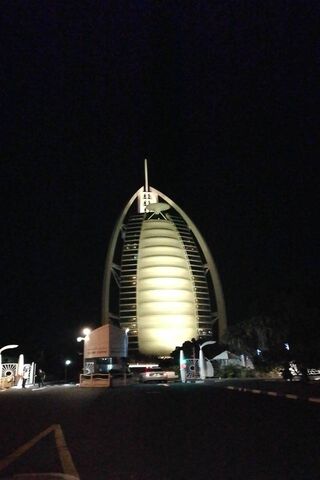 The Iconic Burj Al Arab: A Nighttime Marvel 🌙🏨